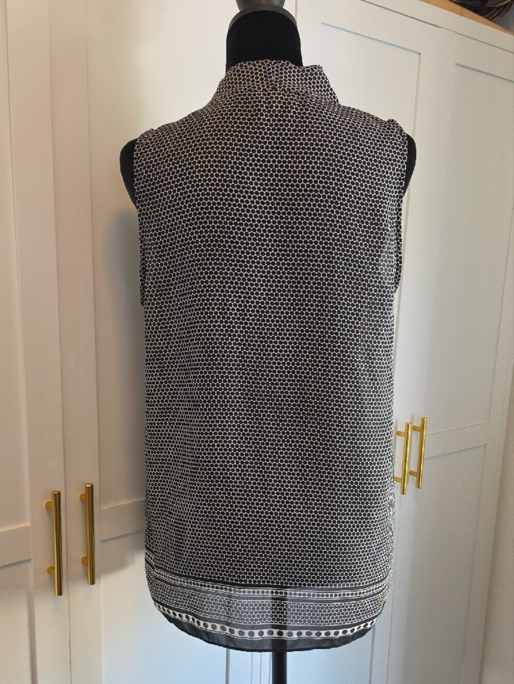Max Studio Black & White Sleeveless V-Neck Geometric Top - Picture 4 of 10